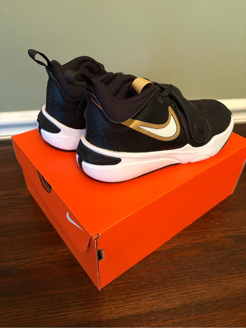 Nike Kids Black and Gold Athletic Shoes 2Y - Picture 5 of 8